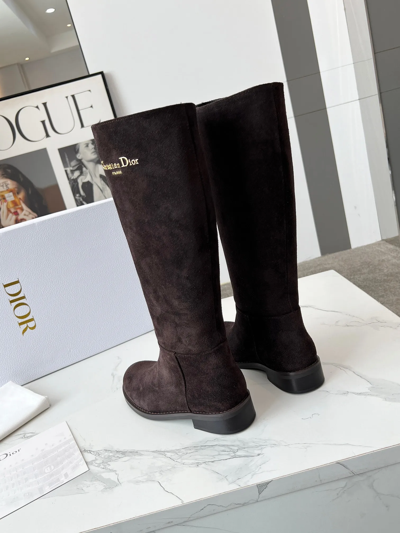 👟👟Ex-factory price 820👟👟 Dior 2025ss retro British style brogue new knight boots 👢👢 萱-shaped versatile thin feet yyds. The shape is three-dimensional and full, handsome and comfortable on the feet. A very retro style, full of aura single product, very novel design style, perfect details, cool and trendy 💯 trendy outsole, Inner lining: beef ribs Size: 35-40 (customized size 40-41)